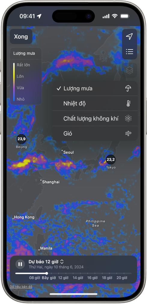 Một bản đồ nhiệt độ của khu vực xung quanh phủ kín màn hình iPhone. Ở góc trên cùng bên phải, từ trên xuống dưới, là các nút Vị trí hiện tại, Vị trí ưa thích và Menu lớp phủ. Nút Menu lớp phủ được chọn và hiển thị các nút Lượng mưa, Nhiệt độ, Chất lượng không khí và Gió. Nút Lượng mưa được chọn. Ở góc trên cùng bên trái là nút Xong và Thang lớp phủ bản đồ lượng mưa.