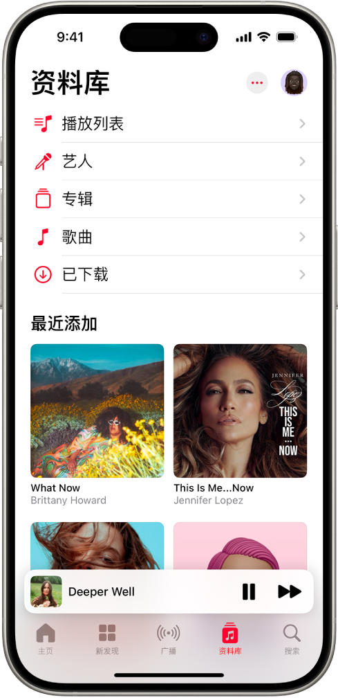 “资料库”屏幕，显示包括“播放列表”、“艺人”、“专辑”、“歌曲”和“已下载”的类别列表。“最近添加”标题出现在列表下方。迷你播放器显示当前歌曲的名称，底部附近显示“暂停”和“下一首”按钮。