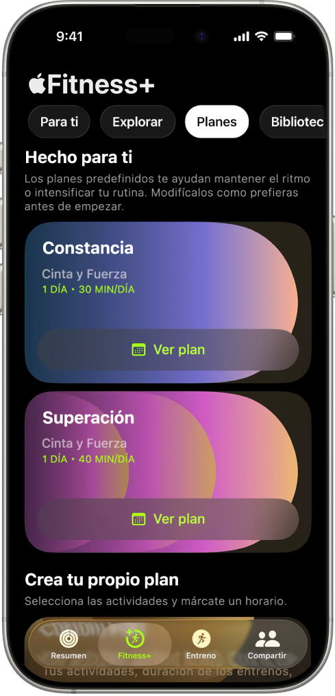 Pantalla Planes de Apple Fitness+ con un plan de entreno activo en la parte superior de la pantalla. Los botones para iniciar el entreno y ver el plan de entrenos aparecen debajo de los detalles del entreno.