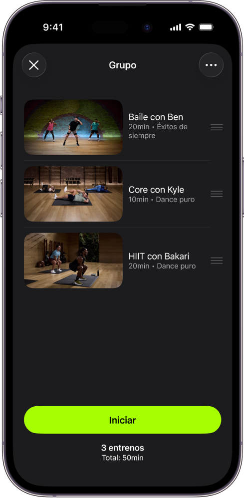 Una pantalla de Apple Fitness+ que muestra un grupo con tres entrenos. El botón Iniciar está en la parte inferior de la pantalla.