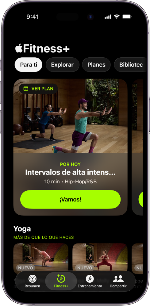 La pantalla Para ti en Apple Fitness+ mostrando un entrenamiento de un plan personalizado y unos entrenamientos de yoga recomendados.