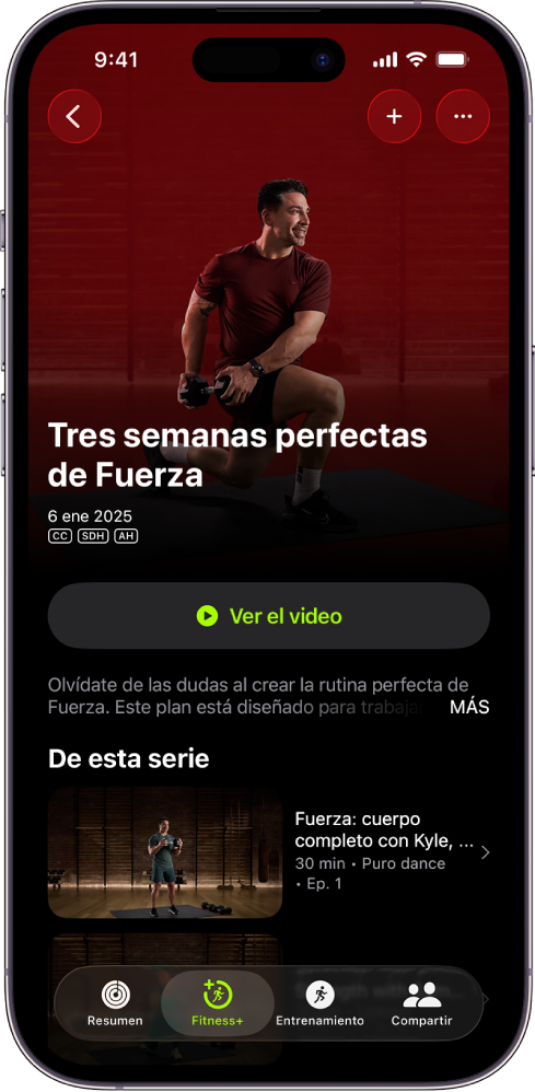 La pantalla de Apple Fitness+ mostrando un programa de entrenamiento. En el centro de la pantalla se muestra el nombre y la descripción del programa y un botón para reproducir un fragmento de este. En la parte inferior de la pantalla, hay una fila de episodios de entrenamiento.