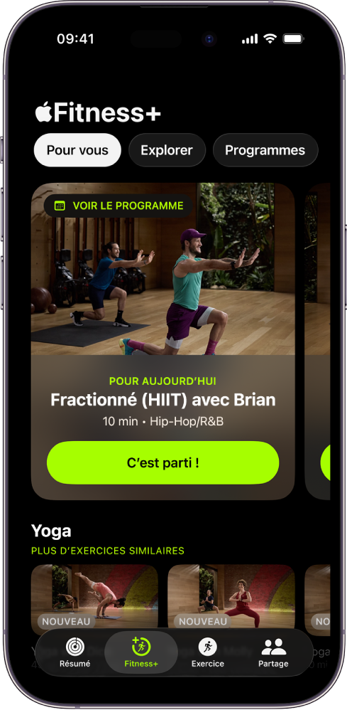 L’écran « Pour vous » d’Apple Fitness+ affichant un exercice dans un programme personnalisé et des exercices de yogas recommandés.