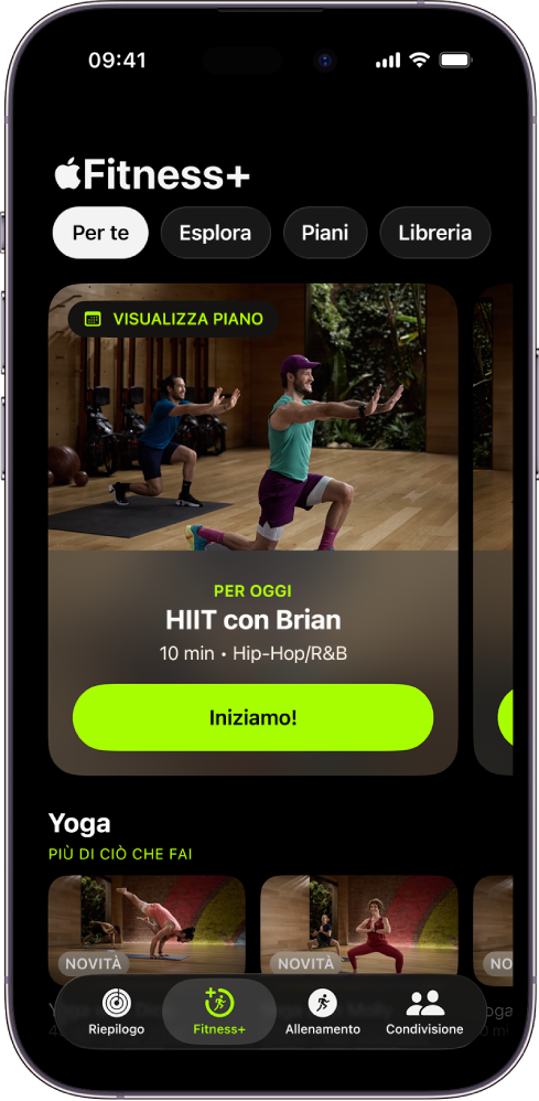 La schermata “Per te” in Apple Fitness+ che mostra un allenamento in un piano personalizzato e alcuni allenamenti di yoga suggeriti.