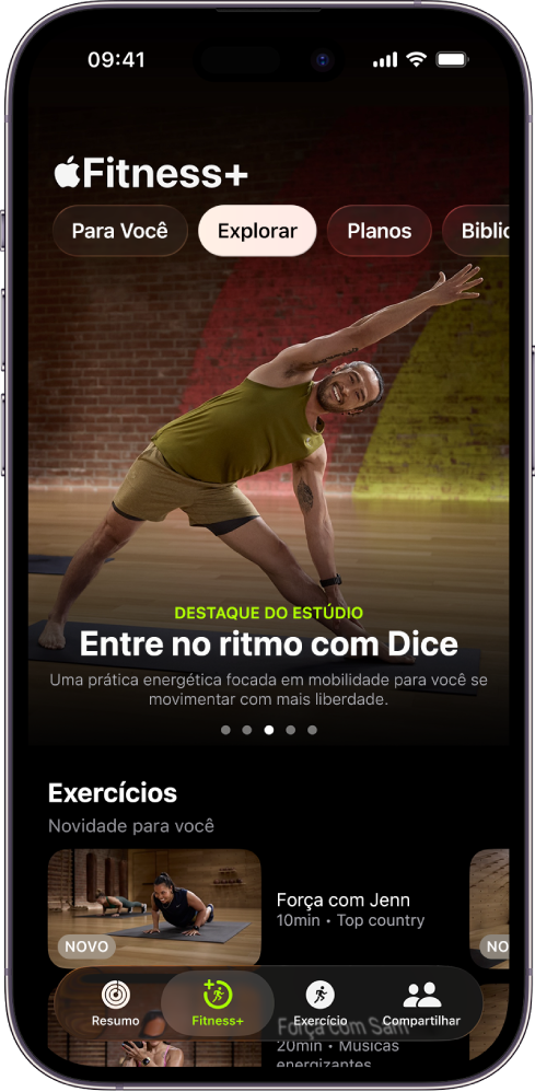 Tela Explorar no Apple Fitness+ mostrando um programa de treinos em destaque. Novos treinos aparecem na parte inferior da tela.
