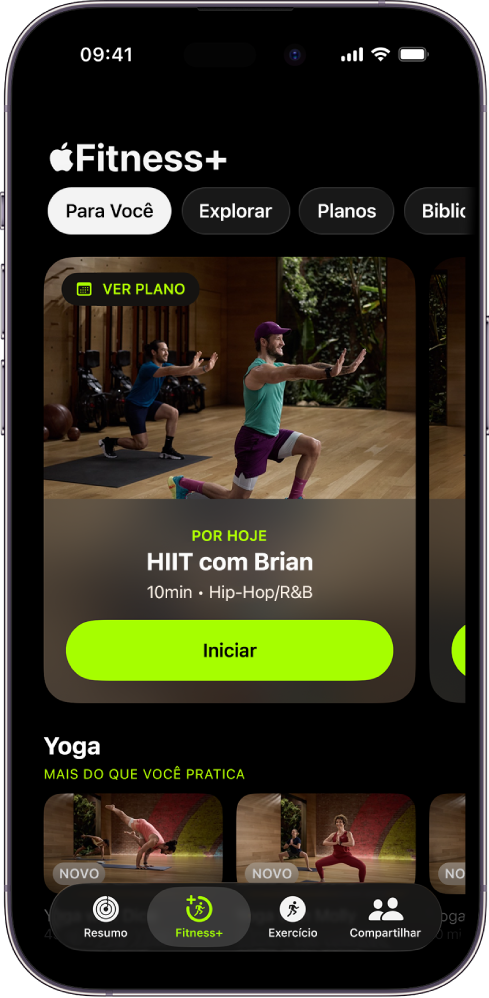 Tela Para Você no Apple Fitness+ mostrando um treino em um Plano Personalizado e treinos de Yoga recomendados.