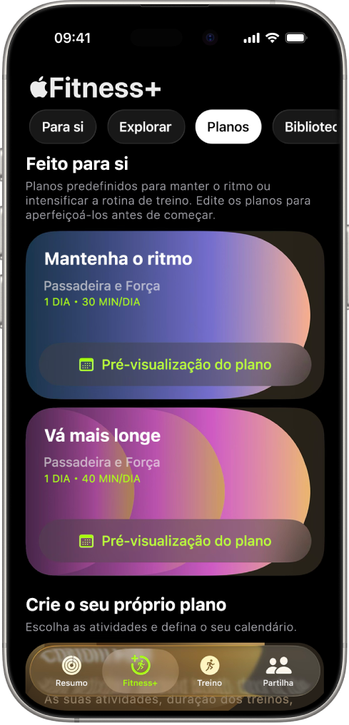 Ecrã Planos da aplicação Apple Fitness+ com um plano de treino ativo no topo do ecrã. Os botões para iniciar o treino e ver o plano de treino aparecem abaixo dos detalhes do treino.