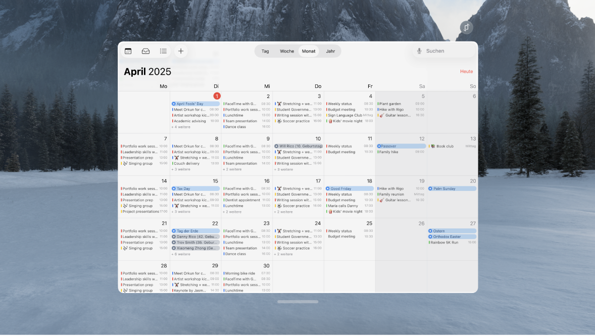 Die App „Kalender“ auf der Apple Vision Pro mit den Ereignissen eines Monats.