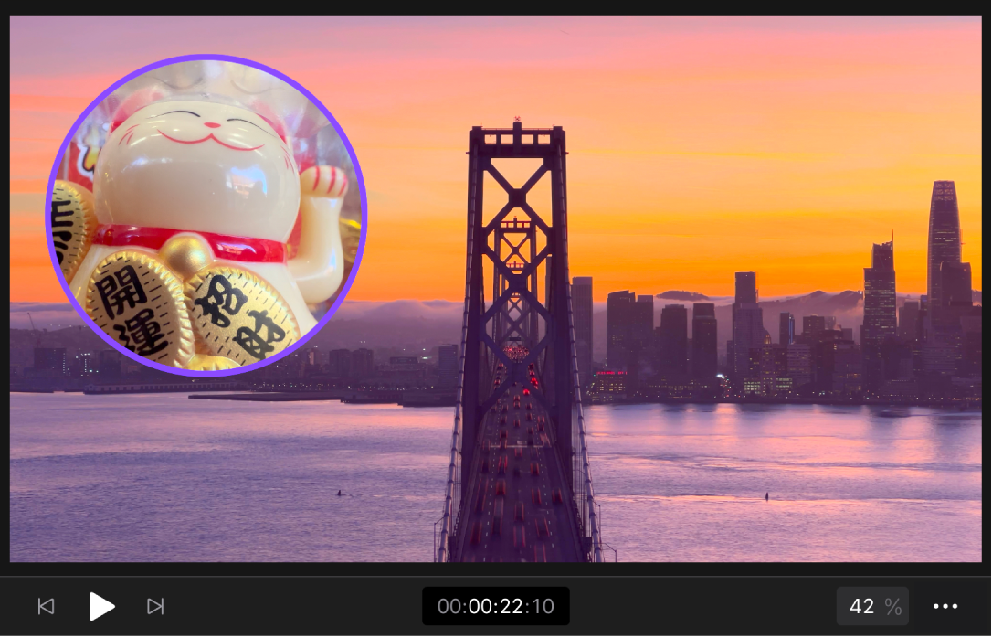 街並みの背景クリップに合成されたアルファチャンネル（招き猫）のクリップ。