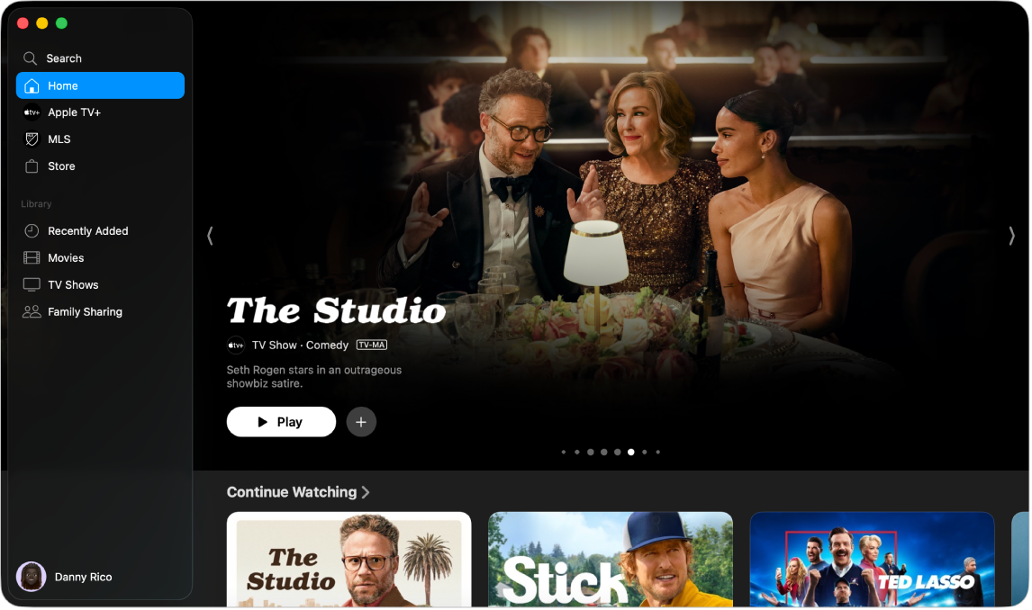 Ett TV-appfönster som visar sidofältet med olika kategorier och skärmen Hem.