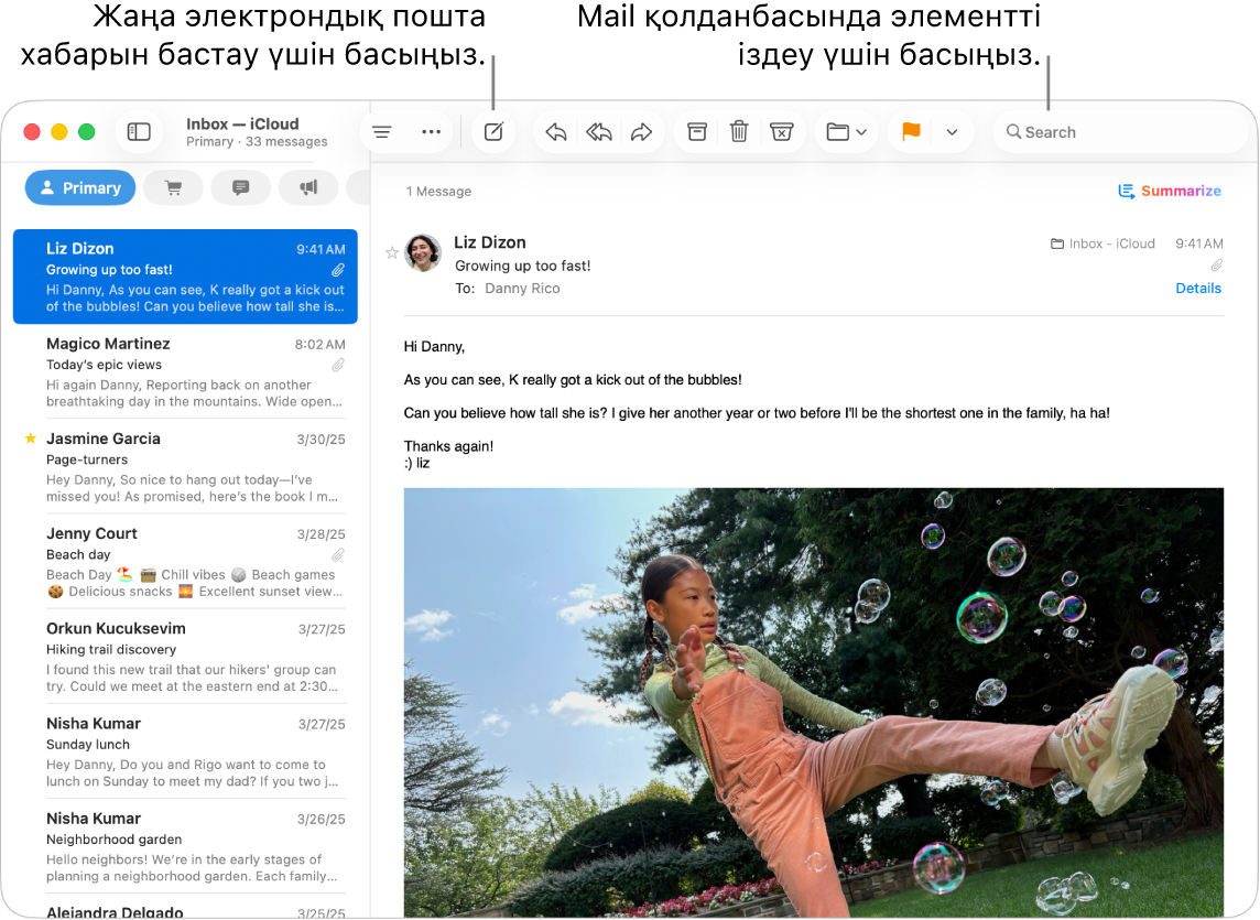 Бүйірлік тақтаның жанында хабарлар тізімін және оң жақта таңдалған хабарлардың мазмұнын көрсетіп тұрған Mail терезесі. Тілше дерек іздеу өрісін көрсетеді.