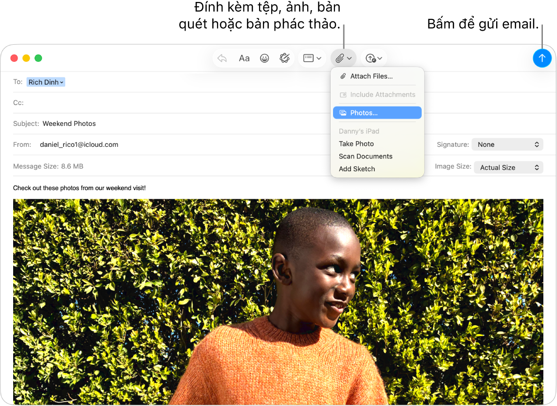 Một cửa sổ Mail đang hiển thị một thư mới đang được soạn. Menu bật lên hiển thị các tùy chọn để đính kèm ảnh hoặc chụp ảnh, quét tài liệu, cũng như thêm bản phác thảo từ thiết bị ở gần.