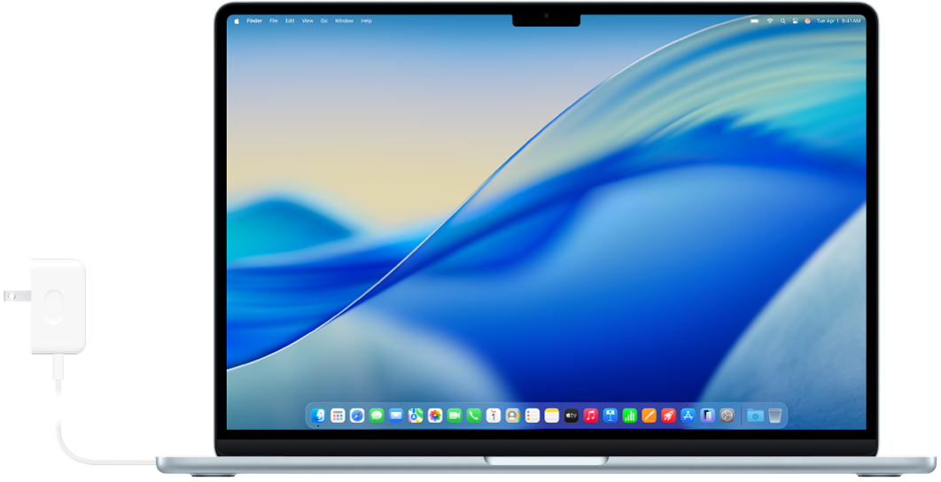 Un MacBook Air amb l’adaptador de corrent connectat.