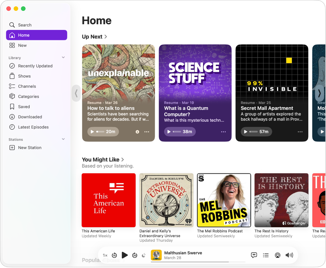 Et vindue i Podcasts med hjemmeskærmen. Indholdsoversigten med Hjem, Gennemse og Populære er til venstre. Til højre viser hjemmeskærmen podcasts på listen Kø og Måske kan du lide.