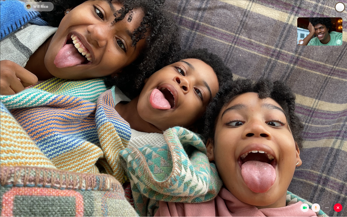 חלון FaceTime המציג קבוצת אנשים בשיחה.