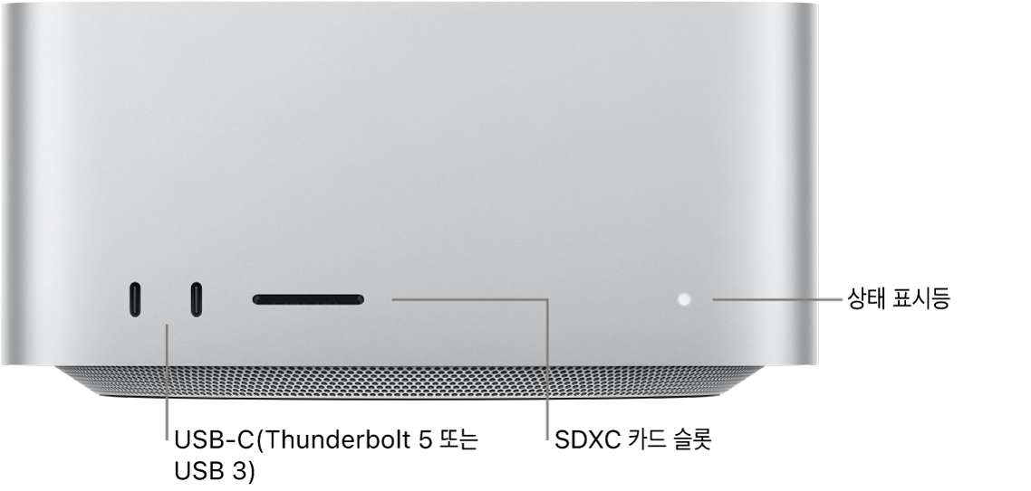 USB-C 포트 두 개, SDXC 카드 슬롯 및 상태 표시등을 보여주는 Mac Studio의 전면.