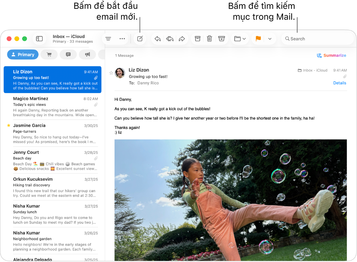 Một cửa sổ Mail đang hiển thị danh sách các thư ở bên cạnh thanh bên và nội dung của thư được chọn ở bên phải. Một chú thích trỏ đến trường tìm kiếm.