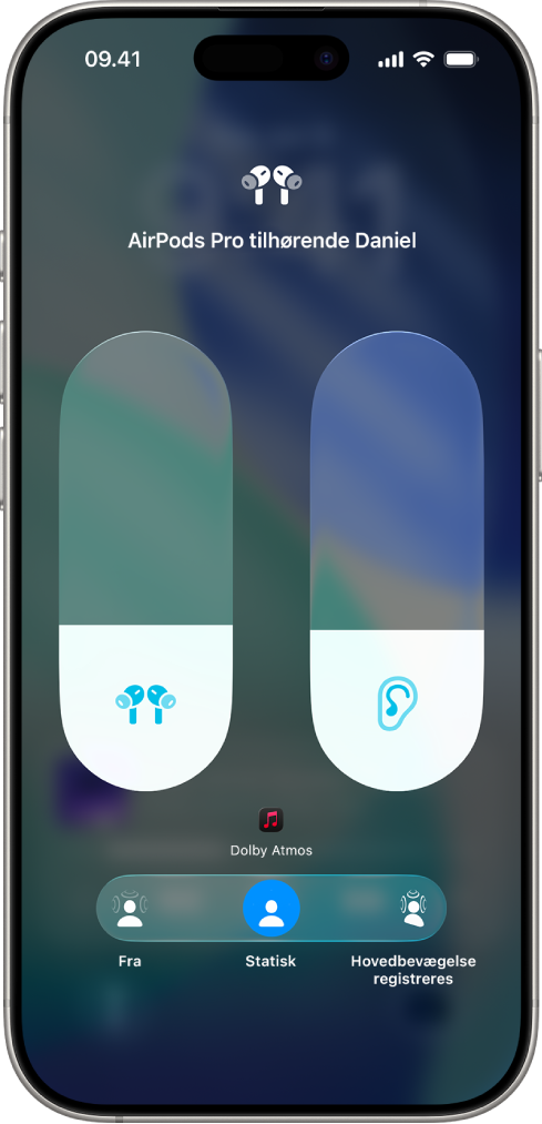 Skærmen til lydstyrke i Kontrolcenter, der viser lydstyrken på AirPods Pro. Mulighederne til Rumlig lyd vises under lydstyrkeindikatoren. Mulighederne er Fra, Statisk og Hovedbevægelse registreres.