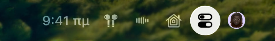 Το πάνω δεξί μέρος του Κέντρου ελέγχου στο Apple TV. Τα AirPods εμφανίζονται δεξιά από την ώρα.