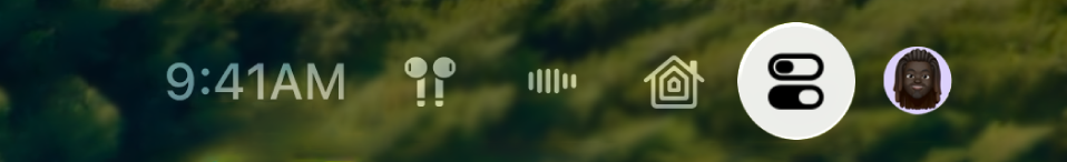 Apple TV Control Centeri ülemine parem osa. AirPodsid kuvatakse kellaajast paremal.