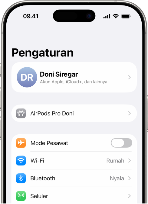 App Pengaturan di iPhone, menampilkan AirPods pengguna yang terhubung di bagian atas layar.
