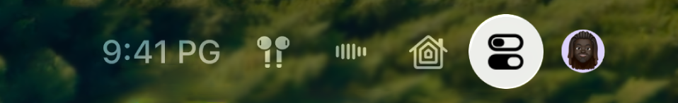 Bahagian kanan atas Pusat Kawalan pada Apple TV. AirPods kelihatan di sebelah kanan masa.