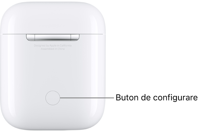 Butonul de configurare este în centrul părții din spate a casetei de încărcare AirPods 1 și 2.