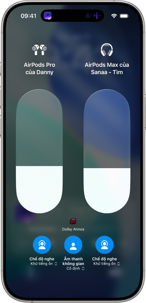 Màn hình âm lượng trong Trung tâm điều khiển đang hiển thị mức âm lượng cho hai bộ AirPods. Bên dưới chỉ báo âm lượng ở bên trái là nút Chế độ nghe, cho biết rằng Khử tiếng ồn được bật. Bên dưới chỉ báo âm lượng ở bên phải là nút Chế độ nghe, cho biết rằng Khử tiếng ồn được bật.