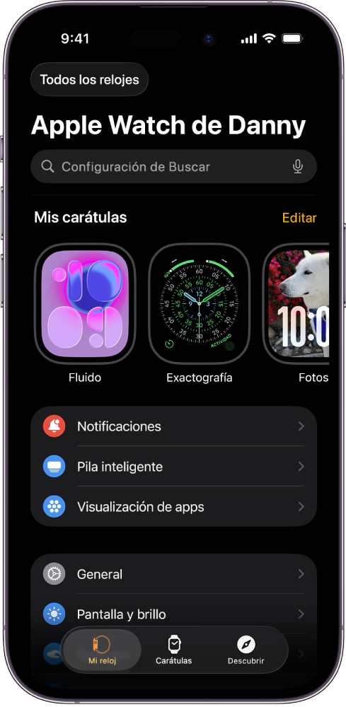La app Apple Watch del iPhone abierta en la pantalla Mi Reloj, que muestra tus carátulas cerca de la parte superior y la configuración abajo. Hay tres pestañas en la parte inferior de la pantalla de la app Apple Watch: la izquierda es Mi reloj, donde está la configuración del Apple Watch; luego está la Galería de carátulas, donde puedes explorar las carátulas y complicaciones disponibles; y la última es Descubrir, donde puedes obtener más información sobre el Apple Watch.