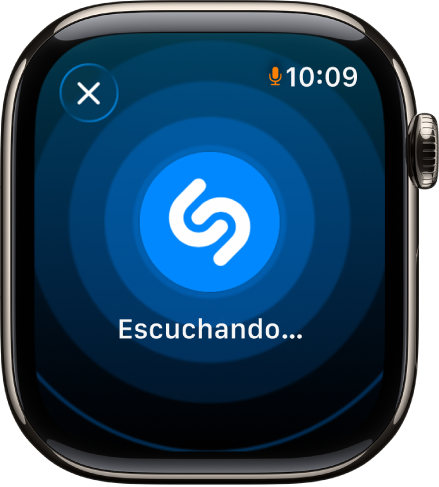 Una pantalla mostrando el título y el artista de una canción identificada por Buscador Musical. El botón Reproducir está en la esquina inferior derecha.