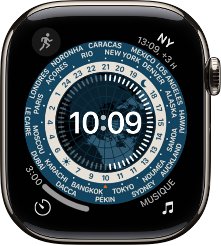 Le cadran « Horloge mondiale » affichant une horloge analogique. Au milieu de l’écran se trouve un plan de la Terre, représentant le jour et la nuit. Des nombres et des noms de villes sont situés autour du cadran. Ils indiquent l’heure dans chaque lieu. Chaque coin comprend une complication : Musique en haut à gauche, Traduire en haut à droite, Minuteur en bas à gauche et la date en bas à droite.