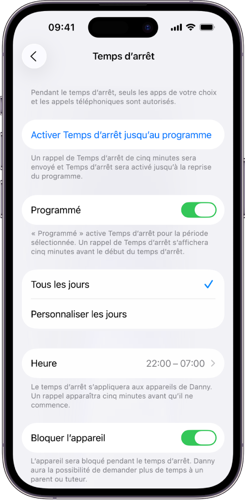 iPhone affichant l’écran de configuration de « Temps d’arrêt ». Un bouton Programmé se trouve vers le haut. Les options « Tous les jours » et « Personnaliser les jours » apparaissent en dessous, et « Tous les jours » est sélectionnée. Les heures de début et de fin se trouvent au milieu de l’écran et un bouton « Bloquer l’appareil » est situé vers le bas.