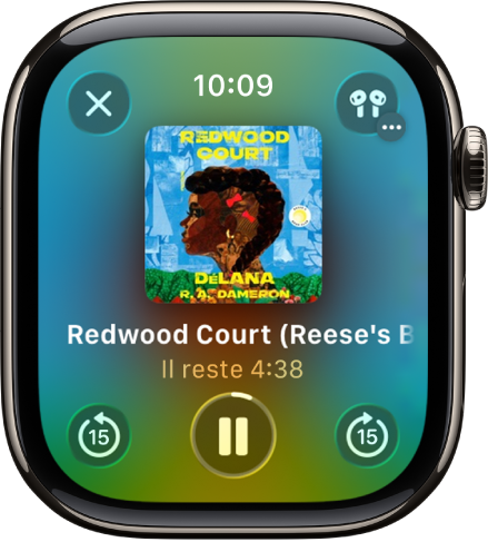 L’écran de lecture d’un livre audio. Le bouton Fermer se trouve en haut à gauche, le bouton Plus en haut à droite, le bouton permettant de reculer de 15 secondes en bas à gauche, le bouton Lecture/Pause en bas au milieu et le bouton permettant d’avancer de 15 secondes en bas à droite. Au milieu se trouvent l’illustration, le numéro du chapitre et le temps restant dans le chapitre.