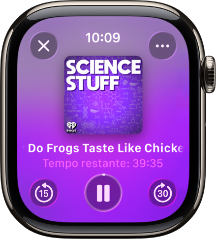 App Podcasts mostrando a tela Ouvir Agora com a capa de um podcast, título do episódio e tempo remanescente no centro. Na parte inferior da tela estão os botões Retroceder, Reproduzir/Pausar e Avançar. O botão Mais Opções está na parte superior direita superior e o botão Fechar está na parte superior esquerda.