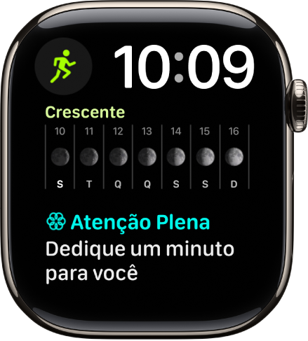 Mostrador Modular Duplo com um relógio digital próximo à parte superior direita e três complicações: Exercício na parte superior esquerda, Fase da Lua no centro e Atenção Plena na parte inferior.