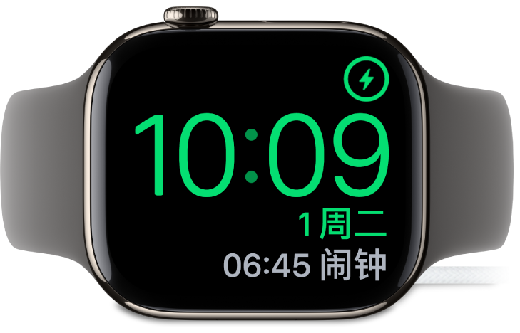 Apple Watch 侧放并充电时，屏幕右上角显示充电符号，在其下方显示当前时间及下一个闹钟时间。
