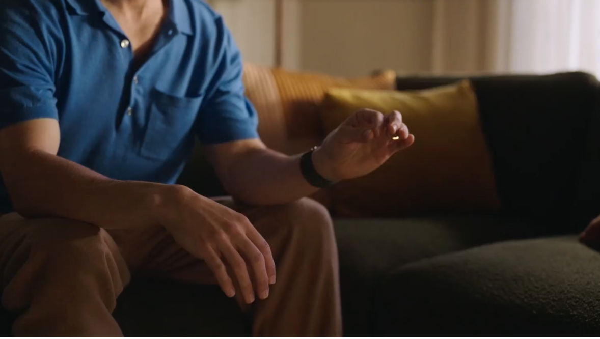 Una persona toca el dedo índice con el pulgar para seleccionar algo en el Apple Vision Pro.