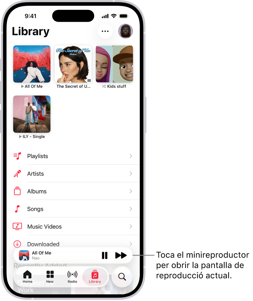 La pantalla de la biblioteca, on es mostra el minireproductor a prop de la part inferior. El minireproductor mostra el títol de la cançó que s’està reproduint. Els botons “Posa en pausa” i “Pista següent” són a la dreta del títol de la cançó. Toca el minireproductor per obrir la pantalla “Ara sona”.