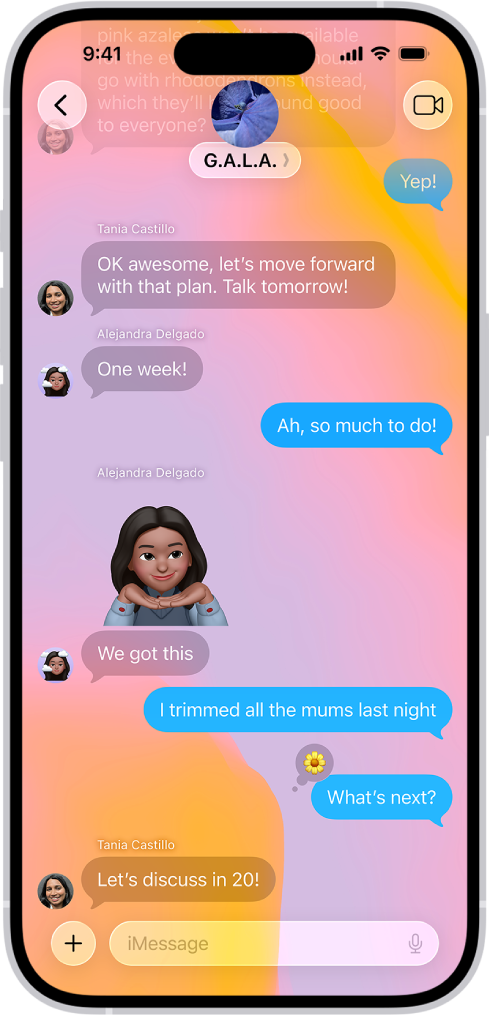 Una conversa de l’app Missatges amb un fons dinàmic.