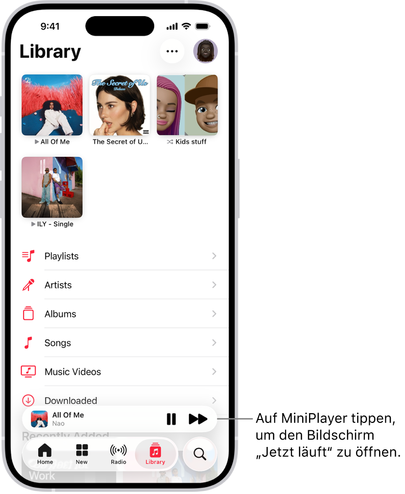 Der Tab „Mediathek“ zeigt den Mini-Player im unteren Bereich. Der Mini-Player zeigt den Namen des aktuell wiedergegebenen Titels an. Die Tasten „Pause“ und „Nächster Titel“ befinden sich rechts vom Namen des Titels. Tippe auf den Mini-Player, um den Bildschirm „Jetzt läuft“ zu öffnen.