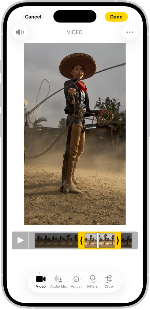 Der Bearbeitungsbildschirm in der App „Fotos“ mit einem Video in der Mitte, das wiedergegeben wird. In der Bildansicht unter dem Video sind Bilder, die im gekürzten Clip enthalten sein sollen, ausgewählt und gelb umrandet. Unten auf dem Bildschirm befinden sich die Tasten „Video“, „Audiomix“, „Anpassen“, „Filter“ und „Zuschneiden“. Die Taste „Video“ ist ausgewählt.