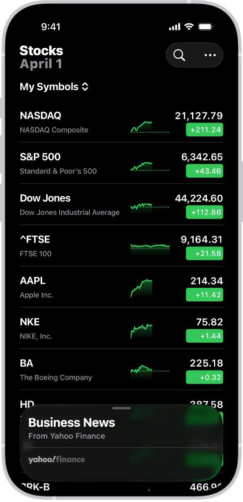 Eine Aktienliste in der App „Aktien“ mit einer Liste verschiedener Aktien. Jede Aktie in der Liste zeigt von links nach rechts das Aktiensymbol und den Namen der Aktie, ein Entwicklungsdiagramm, den Aktienkurs und Kursänderungen. Oben rechts befindet sich die Taste „Suchen“. Unten auf dem Bildschirm befindet sich der Bereich „Wirtschaftsnachrichten“.