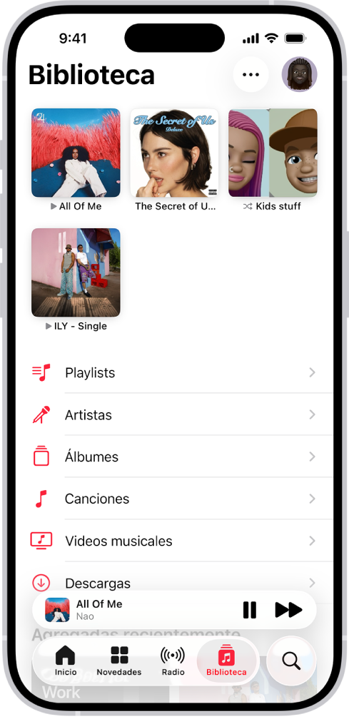 La pestaña Biblioteca mostrando una lista de categorías, incluyendo Playlists, Artistas, Álbumes, Canciones, Videos musicales y Descargas. Debajo de la lista aparece el encabezado Agregadas recientemente. El mini reproductor mostrando el título de la canción actual y los botones Pausar y Siguiente, que aparecen cerca de la parte inferior.