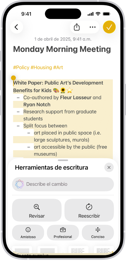 Un iPhone mostrando texto resaltado en la parte superior de la pantalla y el panel de herramientas de escritura en la parte inferior. El panel de herramientas de escritura muestra un campo en la parte superior donde puedes describir el cambio que quieres hacer. Las opciones de las herramientas de escritura aparecen debajo.