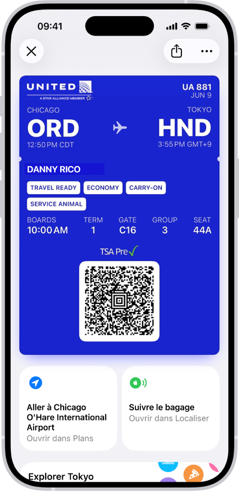 Une carte d’embarquement dans l’app Cartes, affichant des informations de vol et le code QR en bas.