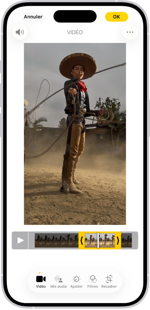L’écran Modifier de l’app Photos avec une vidéo en cours de lecture au centre de l’écran. Dans l’afficheur de trames sous la vidéo, les trames à inclure dans la vidéo rognée sont sélectionnées et entourées en jaune. En bas de l’écran se trouvent les boutons Vidéo, Mix audio, Ajuster, Filtres et Recadrer ; le bouton Vidéo est sélectionné.