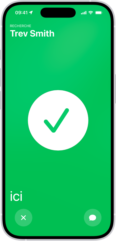 L’écran de l’iPhone est vert, avec une coche de grande taille au milieu. Le nom de la personne localisée apparaît en haut à gauche. Le mot « ici » se trouve en bas à gauche et indique que les deux personnes se sont trouvées.