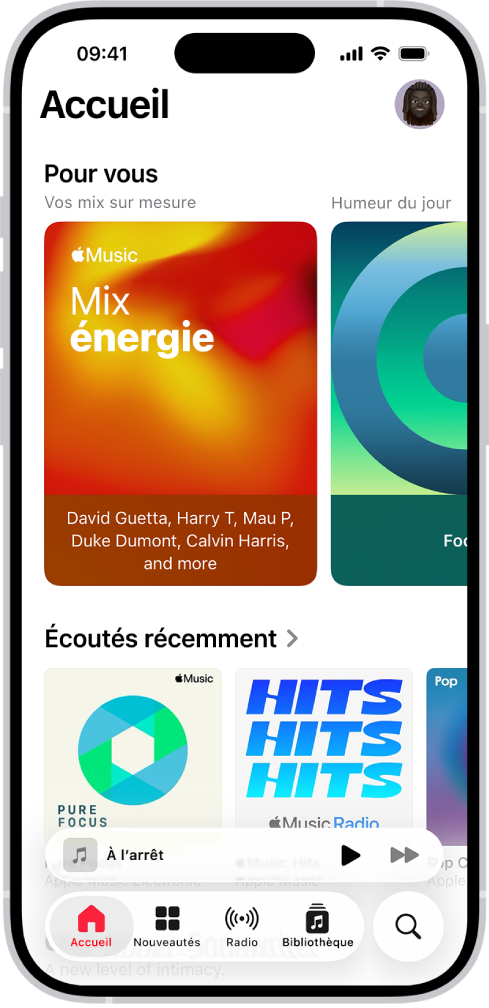 L’onglet Accueil de l’app Musique affichant la section « Coups de cœur » en haut. Vous pouvez balayer vers la gauche ou la droite pour afficher d’autres morceaux choisis rien que pour vous. La section Écoutés récemment apparaît en dessous.