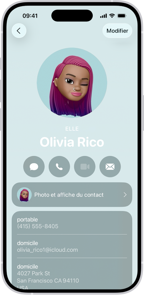 Un contact du nom d’Olivia Rico avec le pronom Elle sous la photo de contact. Sous son nom se trouvent les boutons pour lui envoyer un message, l’appeler, lui envoyer un e-mail et utiliser Apple Pay. En bas de l’écran sont affichés le numéro de téléphone mobile et l’adresse e-mail du contact.