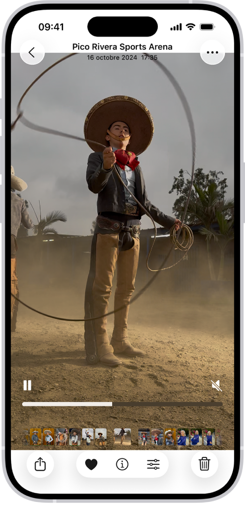 Une vidéo ouverte avec un bouton Lecture/Pause, une barre de progression et un bouton Volume/Couper le son en bas. En haut à gauche se trouve un bouton Retour permettant de revenir à la consultation des photos.